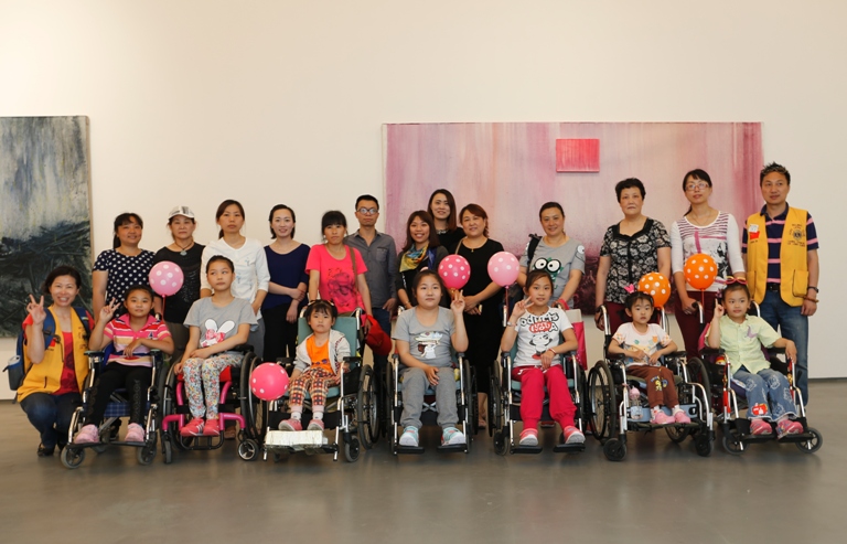 国际公益组织狮子会带领残疾小朋友参观鸿坤美术馆