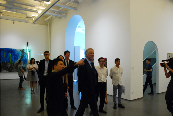 鸿坤赵彬董事长陪同法国前总理多米尼克先生一行到访鸿坤美术馆