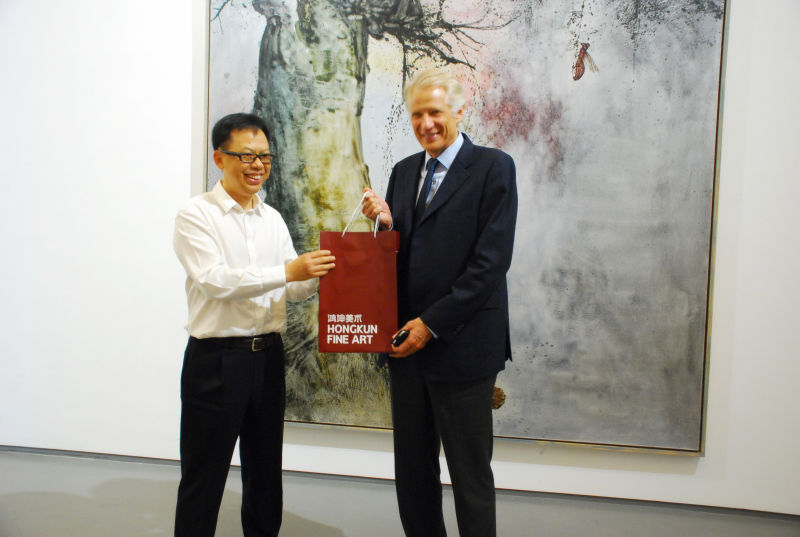 鸿坤赵彬董事长陪同法国前总理多米尼克先生一行到访鸿坤美术馆
